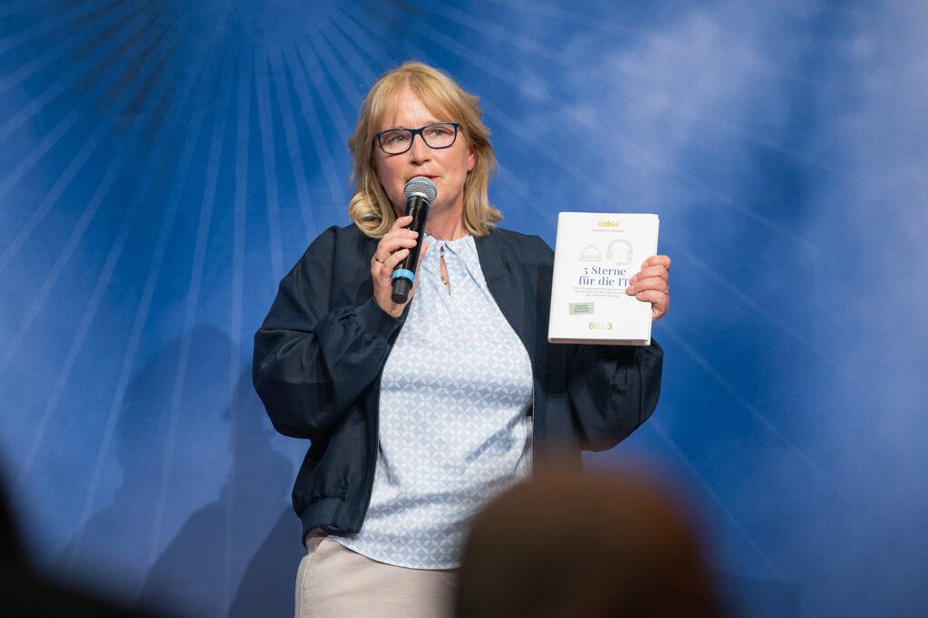 Jeannette Bastian präsentiert ihr IT Service Management Buch "5 Sterne für die IT""